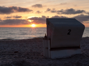 Strandkorb am Strand kurz nach Sonnenuntergang