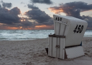 Strandkorb auf Sylt kurz nach Sonnenuntergang mit dramatischer Wolkenstimmung
