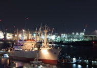 Das Museumsschiff „Cap San Diego“ im Hamburger Hafen bei Nacht